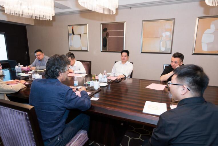 集团党委副书记、副董事长、总经理杨川会见维尼奥拉艺术研究中心创始人皮耶罗·洛卡瑟卡教授一行